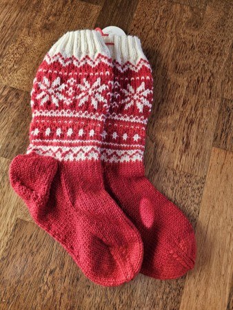 Strikket sokker I rødt